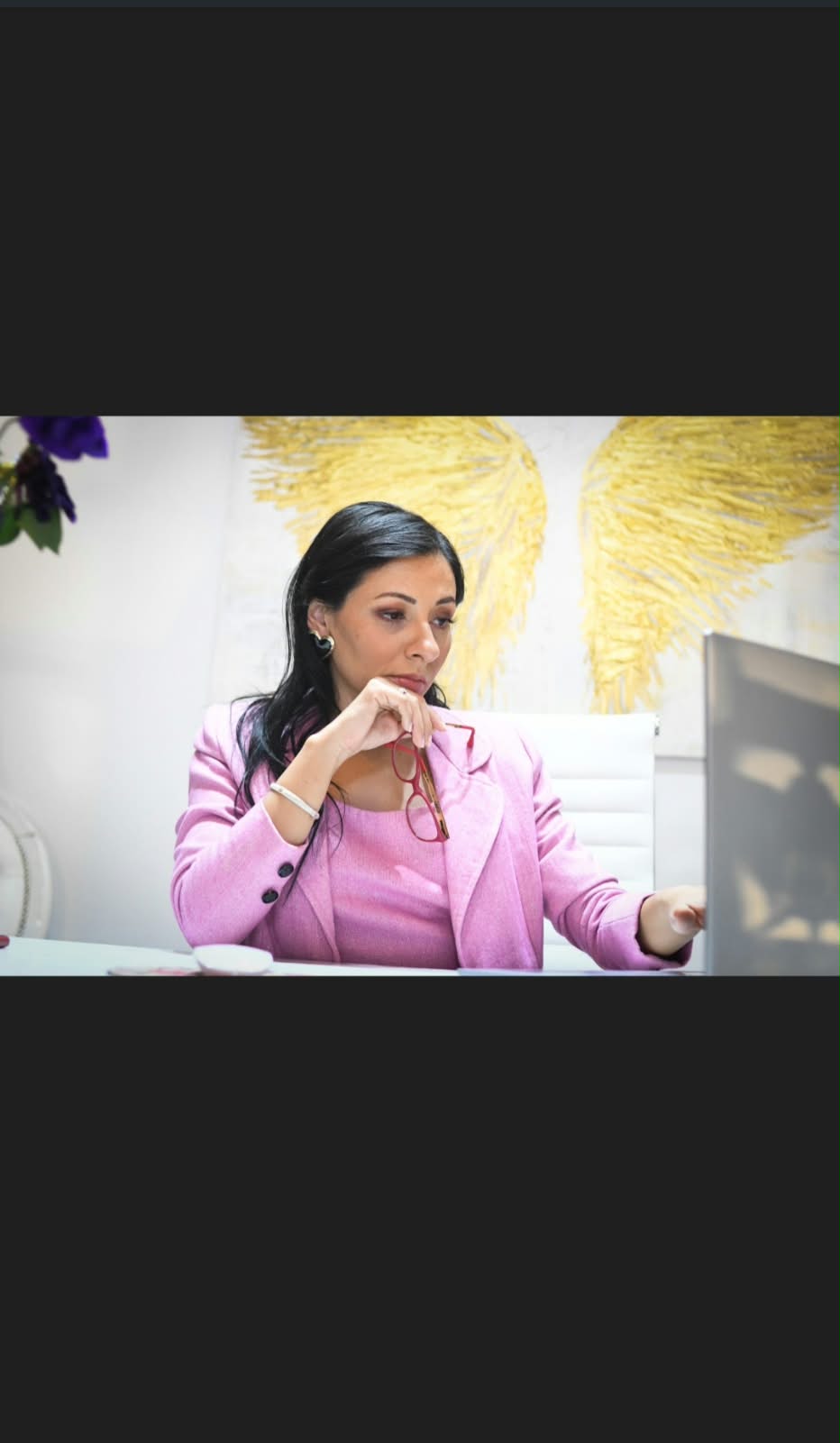 Daniela trabajando en su escritorio