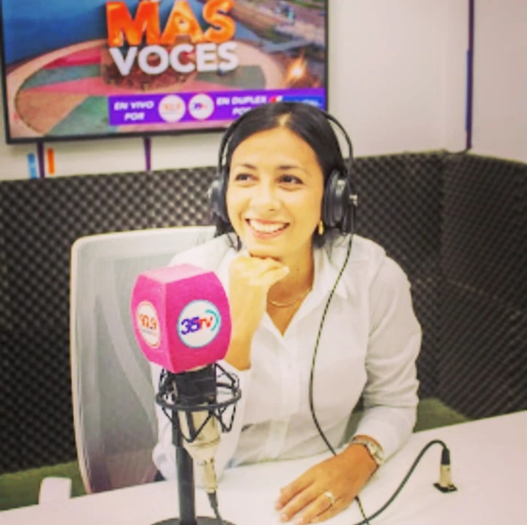 Daniela en el estudio de radio